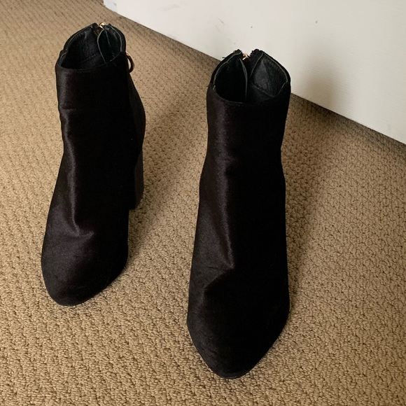 Yoki booties size 8.5 but fit small. ( *FIT LIKE 7.5 ) In great condition! $15 - Picture 3 of 4